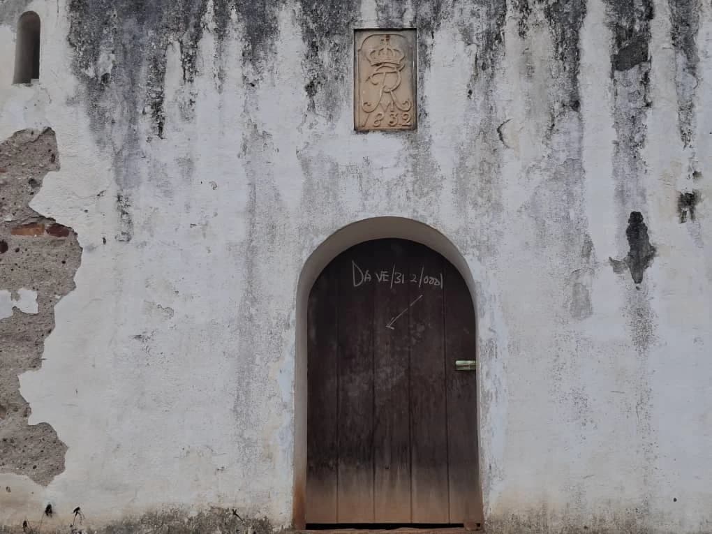 Arched wooden doorway beneath the Frederik VI monogram and the date 1832